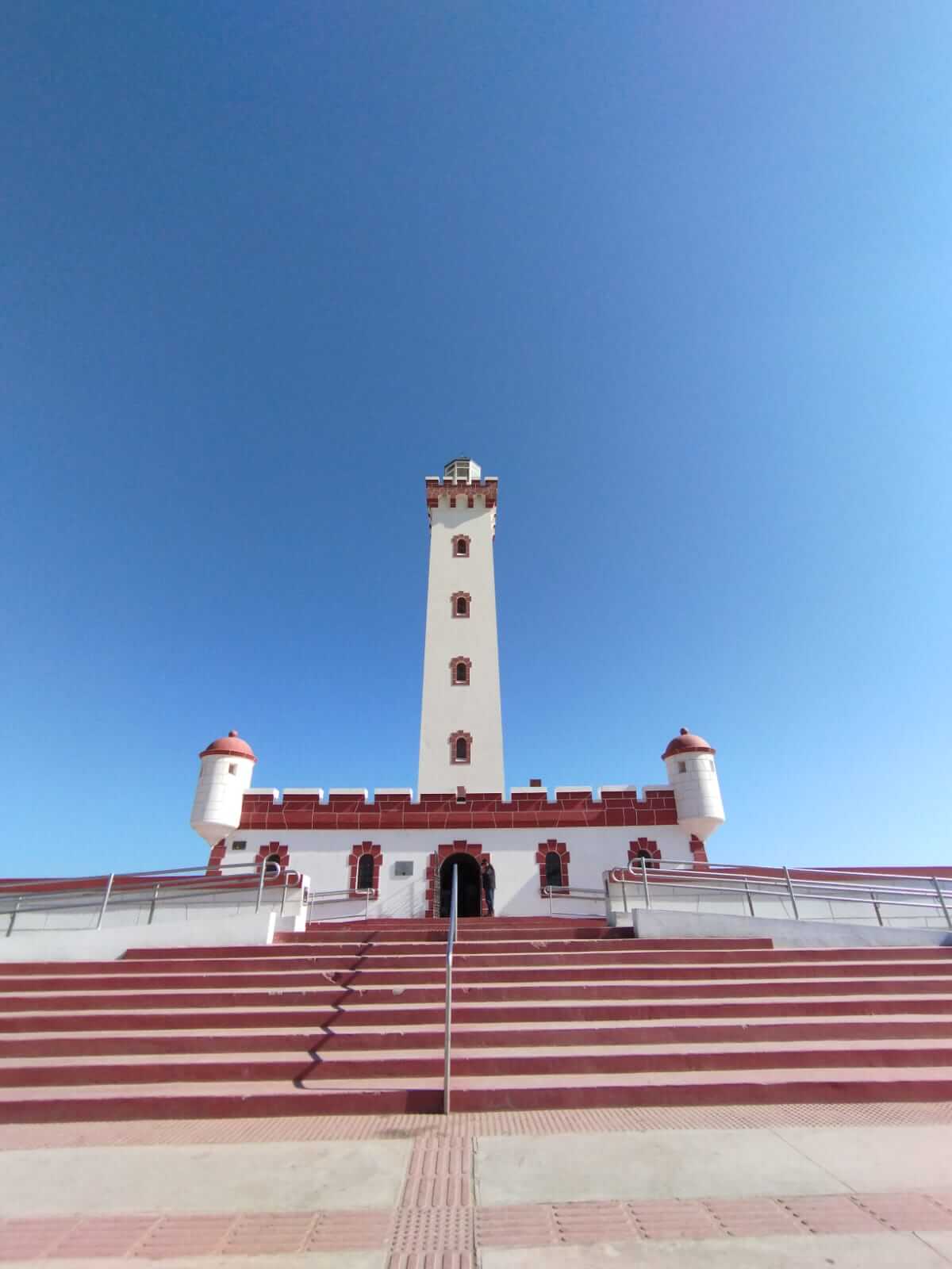 <img src="faro-monumental.jpg" alt="Faro Monumental de La Serena con cielo despejado, visto desde las escalinatas frontales">