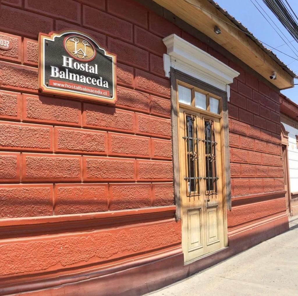 <img src="fachada.jpg" alt="Fachada colonial restaurada del Hostal Balmaceda en La Serena, ubicada en Avenida Balmaceda">