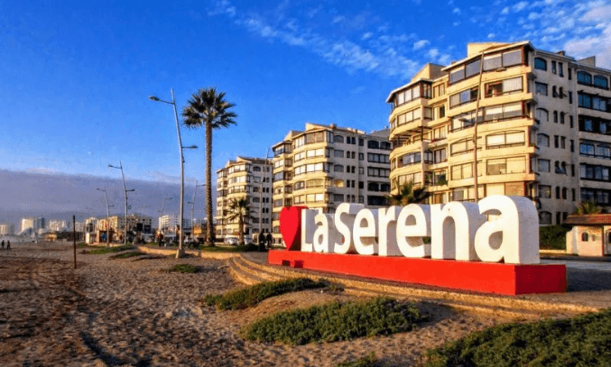 <img src="la-serena-letrero.jpg" alt="Letrero gigante con el texto 'La Serena' en la Avenida del Mar, junto a edificios y palmeras">