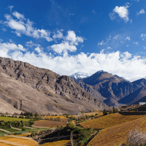 <img src="valle-elqui.jpg" alt="Vista panorámica del Valle del Elqui con montañas, viñedos y cielo azul con nubes">